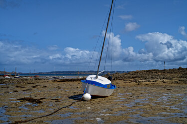 Carantec bateau au corps mort à Pors a Callot. Fotografia intitolato "Carantec bateau au…" da Thierry Martin, Opera d'arte originale, Fotografia digitale