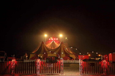 Photography titled "Arrête ton cirque" by Valery Trillaud, Original Artwork, Digital Photography