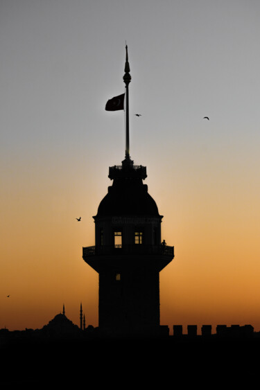 Fotografie mit dem Titel "Twilight Tower" von Gilliard Bressan, Original-Kunstwerk, Digitale Fotografie