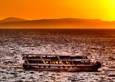 Фотография под названием "FERRY AT SUNSET 2" - Guillaume Mugg, Подлинное произведение искусства, Цифровая фотография