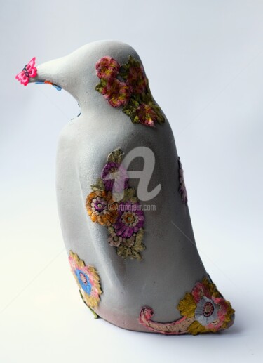 Sculpture titled "Manchot fleurs" by Viviane Thelen, Original Artwork, Clay