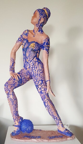 Sculpture titled "Le ballon bleu" by Eliane Cartier, Original Artwork, Terra cotta