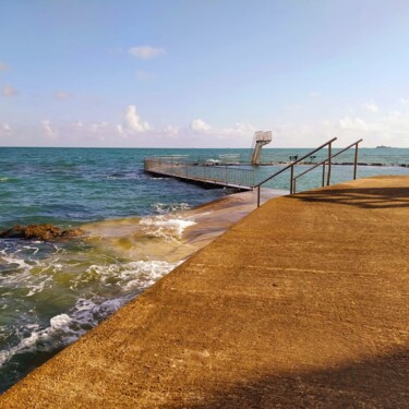 Sea and Swimming-pool. Couleur Pantone 2025 . Mocha Mousse Photographie intitulée "Sea and Swimming-po…" par Dominique Picard, Œuvre d'art originale, Photographie numérique