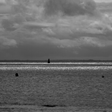 Paysage maritime avec un phare en noir et blanc Photographie intitulée "Paysage maritime av…" par Florent Baudy, Œuvre d'art originale, Photographie numérique