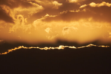 Fotografie getiteld "glowing clouds" door Yusuke Miyasaki, Origineel Kunstwerk, Niet gemanipuleerde fotografie