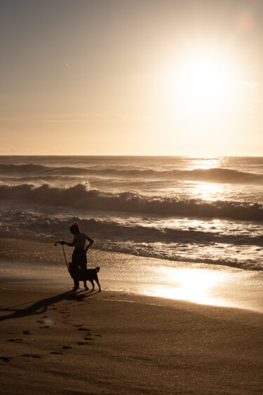 Photographie intitulée "A girl and a dog" par Nadia Sharova, Œuvre d'art originale, Photographie numérique
