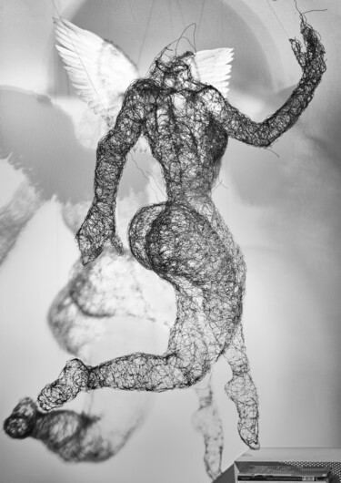 Skulptur mit dem Titel "Tanzende Engelsfrau" von Susanne Jörgen, Original-Kunstwerk, Draht