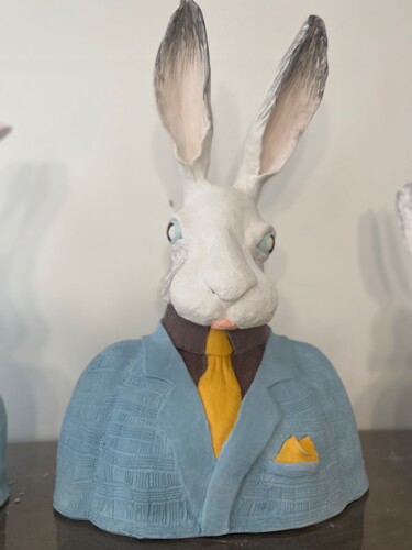 제목이 "Mr Lapin"인 조형물 Nicole Boldo로, 원작, 점토