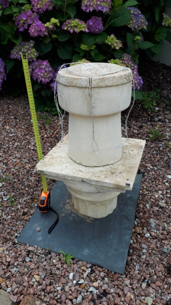 Scultura intitolato "LE BOUCHON DE CHAMP…" da Bertrand Delogne, Opera d'arte originale, Pietra