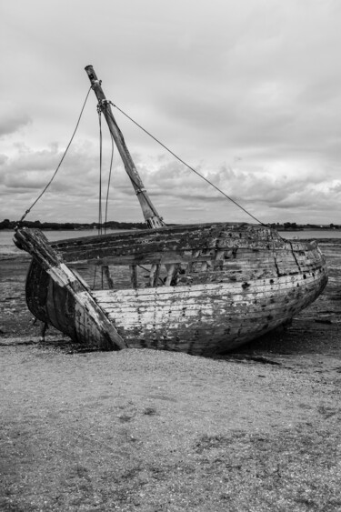 L´abandon majestueux: épave de bateau en noir et blanc. Fotografia intitolato "L´abandon majestueu…" da Florent Baudy, Opera d'arte originale, Fotografia digitale
