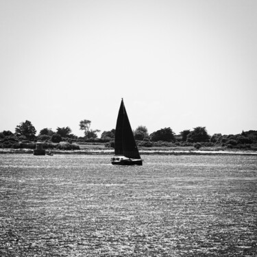 Voile noire sur des eaux scintillantes Fotografie mit dem Titel "Voile noire sur des…" von Florent Baudy, Original-Kunstwerk, Digitale Fotografie