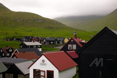 Cottages and mountain valley - Gjógv - Faroe Islands 1 摄影 标题为“Cottages and mounta…” 由Scott Gregory Banner, 原创艺术品, 数码摄影