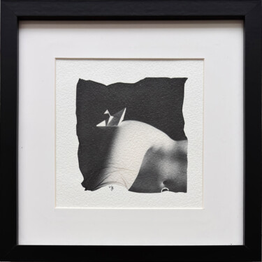 Paper Ship on Nude woman's thighs, one-of-a-kind b&w photo 摄影 标题为“Paper Ship on Nude…” 由Vladimir Borele, 原创艺术品, 电影摄影