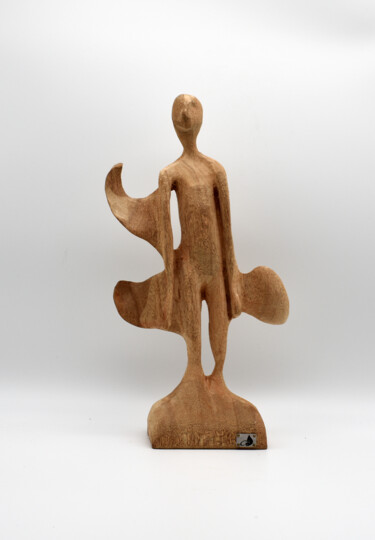 Escultura intitulada "Harpie mit drei Flü…" por Sylvia Gnatz, Obras de arte originais, Madeira