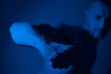 Photographie intitulée "Blue portrait at ni…" par Loeber-Bottero, Œuvre d'art originale, Photographie argentique