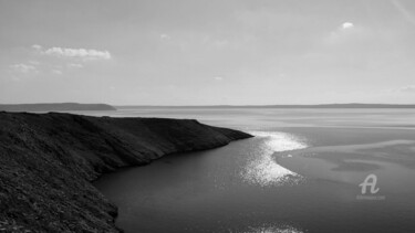 Bay of Pag at Noon, Black and White, Horizontal Photography Fotografie getiteld "Bay of Pag at Noon,…" door Alisa, Origineel Kunstwerk, Digitale fotografie Gemonteerd op artwork_cat.