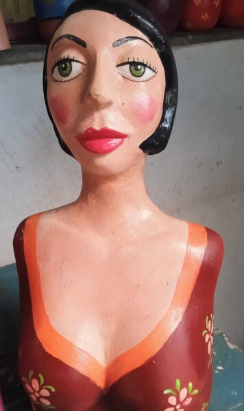 雕塑 标题为“Busto com roupa ver…” 由Marcello Maia, 原创艺术品, 纸张纸浆