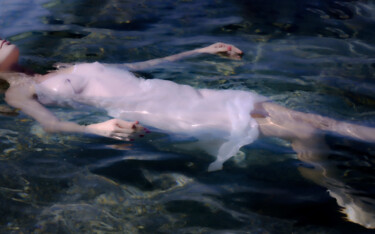 Sea nymph in azure serenity. Photographie intitulée "Sea nymph in azure…" par Irina Klimova, Œuvre d'art originale, Photographie numérique