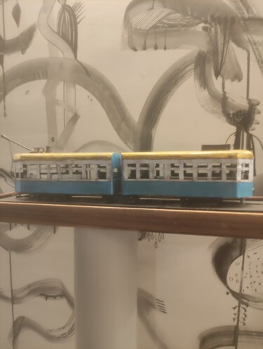 Miniaturized tramcar with abstract wall artwork Photographie intitulée "Miniaturized tramca…" par Avik Chakravorty, Œuvre d'art originale, Photographie numérique