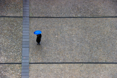 Photographie intitulée "Le parapluie bleu" par Jean-Marie Virat, Œuvre d'art originale, Photographie numérique