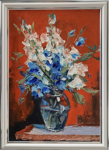 Bouquet of White flowers and bluebells in a blue vase on red Pittura intitolato "Bouquet of White fl…" da Vita Schagen, Opera d'arte originale, Olio Montato su Cartone