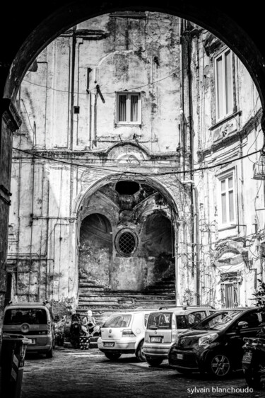 Puit de lumière au centre de la ville de Naples , Italie Photographie intitulée "Puit de lumière au…" par Sylvain Blanchoud, Œuvre d'art originale, Photographie numérique