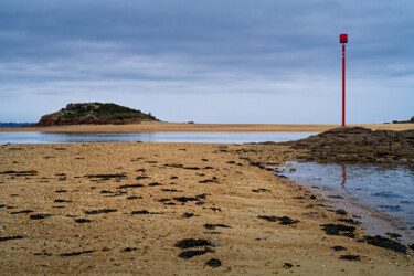 Carantec, Rhu land et balise rouge. Fotografie getiteld "Carantec, Rhu land…" door Thierry Martin, Origineel Kunstwerk, Digitale fotografie