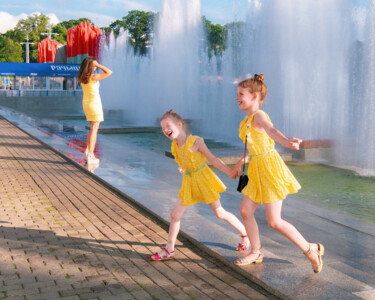 “Summer in Yellow: Joy Under the Fountain’s Spray” Fotografia intitolato "“Summer in Yellow:…" da Oleksandr Ziankovich, Opera d'arte originale, Fotografia digitale