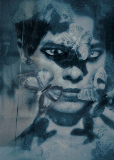 WOMAN WITH THE BUTTERFLIES ON THE GLASS, ART PHOTOGRAPHY Fotografie getiteld "WOMAN WITH THE BUTT…" door Kate Achkovska, Origineel Kunstwerk, Foto Montage