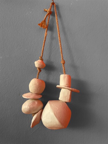 Sculptuur getiteld "Collier de mur" door Christine Sawas, Origineel Kunstwerk, Keramiek