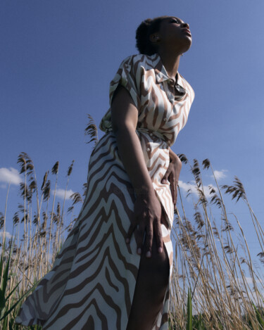 Afro girl, summer, sun, and nature Photographie intitulée "Afro girl, summer,…" par Irina Klimova, Œuvre d'art originale, Photographie numérique