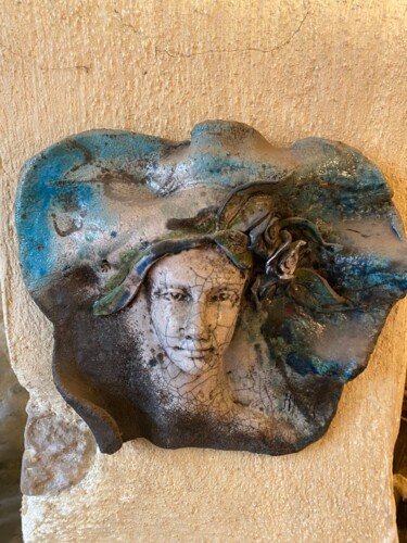 Sculptuur getiteld "Masque Le Printemps" door Jean Pierre Mocci, Origineel Kunstwerk, Keramiek