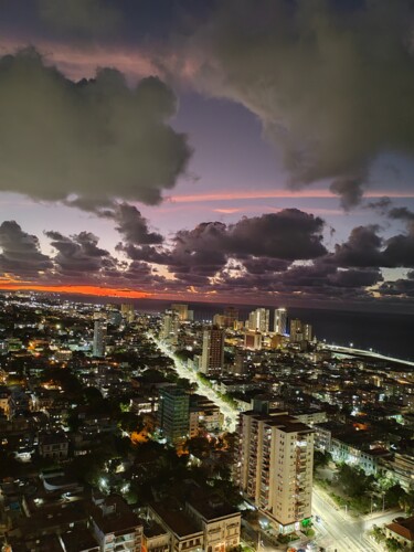 제목이 "El Vedado desde la…"인 사진 Catherine Gau로, 원작, 조작되지 않은 사진 알루미늄에 장착됨