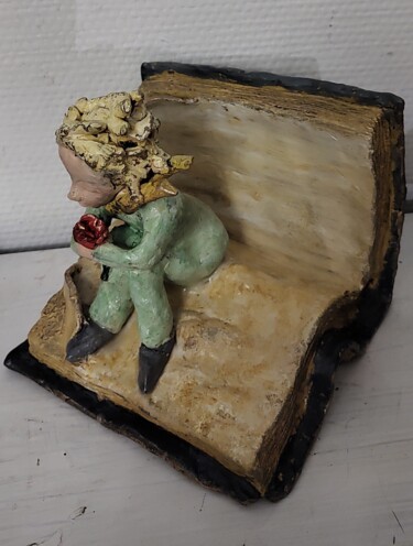 Sculpture intitulée "Sur son livre" par Ma Chaloupe, Œuvre d'art originale, Terre cuite