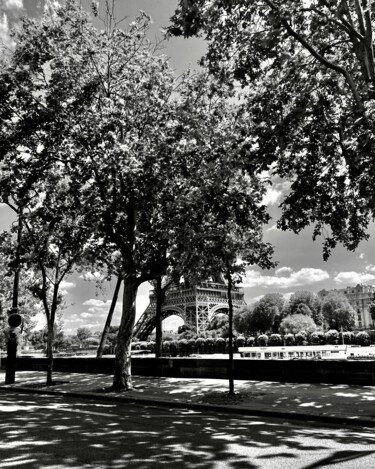 Photographie intitulée "LA TOUR EIFFEL DEVA…" par Valerie A., Œuvre d'art originale, Photographie numérique