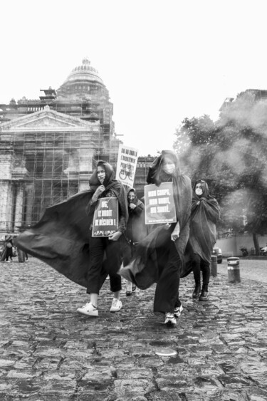 Photographie intitulée "IVG Servantes écarl…" par Nafi Yao, Œuvre d'art originale, Photographie argentique Monté sur Panneau…