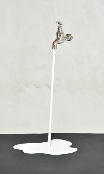 제목이 "Le liquide blanc"인 조형물 Yannick Bouillault로, 원작, 스테인레스 스틸