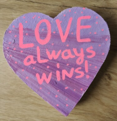 "Love Always Wins" Wooden Heart Sculpture for Home Decor Sculptuur getiteld ""Love Always Wins"…" door Vafa Majidli, Origineel Kunstwerk, Hout