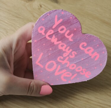 "You Can Always Choose Love" Wooden Heart Sculpture for Home Sculptuur getiteld ""You Can Always Cho…" door Vafa Majidli, Origineel Kunstwerk, Hout Gemonteerd op Houten paneel