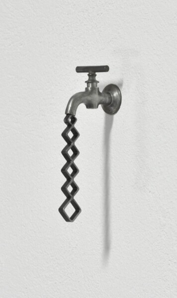 Sculpture titled "L'étrange robinet 3" by Yannick Bouillault, Original Artwork, Stainless Steel
