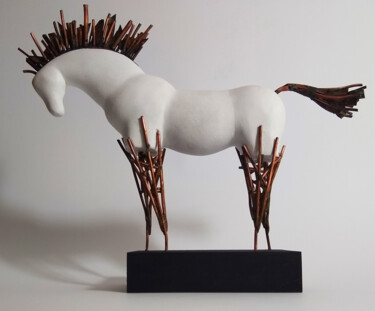 Scultura intitolato "Biały koń" da Mihran Hakobyan, Opera d'arte originale, Legno