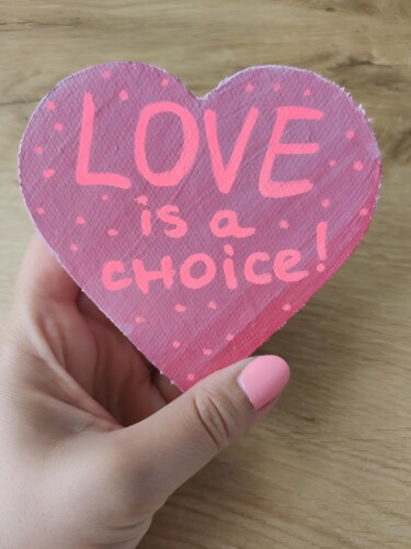 "Love is a Choice" Wooden Heart Sculpture for Home Decor Sculptuur getiteld ""Love is a Choice"…" door Vafa Majidli, Origineel Kunstwerk, Hout Gemonteerd op Houten paneel