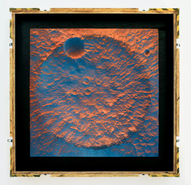 제목이 "APOLLO Landscape"인 조형물 Harow로, 원작, 수지 목재 패널에 장착됨