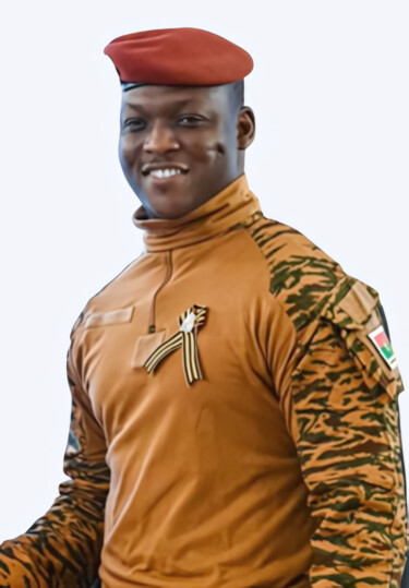 President Ibrahim Traoré – Smiling Portrait in camouflage "President Ibrahim T…" başlıklı Fotoğraf Jafeth Moiane tarafından, Orijinal sanat, Dijital Fotoğrafçılık