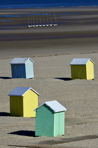 Berck, cabines de plage , chars à voile Фотография под названием "Berck, cabines de p…" - Pierre-Yves Rospabé, Подлинное произведение искусства, Не манипулируемая ф…