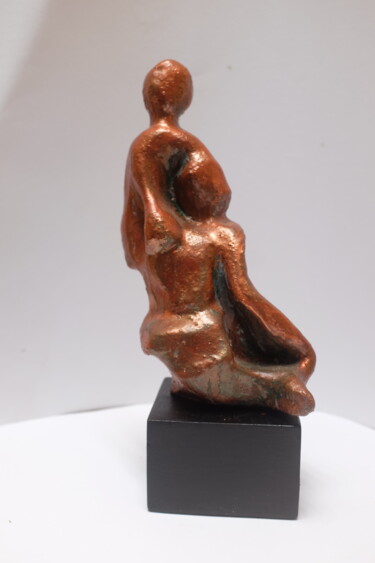 Abstract stone Sculpture – Modern Figurative Art – H Sculptuur getiteld "Abstract stone Scul…" door Nilupul Jayathunga, Origineel Kunstwerk, Klei