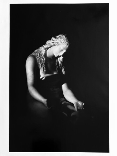 Clair Obscur - L'implorante Fotografia intitolato "Clair Obscur - L'im…" da Loeber-Bottero, Opera d'arte originale, fotografia a pellicola