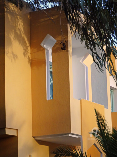 A picturesque design balcony with yellow orange colours Fotografia intitolato "A picturesque desig…" da Cédric Hajiji, Opera d'arte originale, Fotografia manipolata