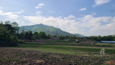 Mountain and Field under Blue Sky Fotografia intitolato "Mountain and Field…" da Yeon-Gyeong Seo (Seo), Opera d'arte originale, Fotografia digitale