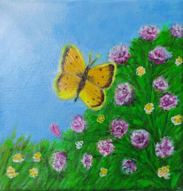 Gelber Schmetterling über Wildblumenwiese